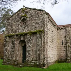 Fachada frontal de la Capilla de San Miguel de Breamo